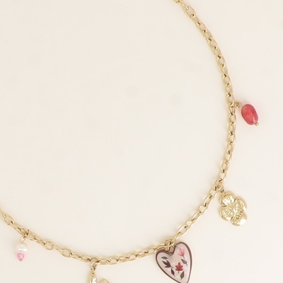 Colar dourado com quatro pendentes variados com motivos de pássaro, flor, coração floral e pérolas cor-de-rosa.