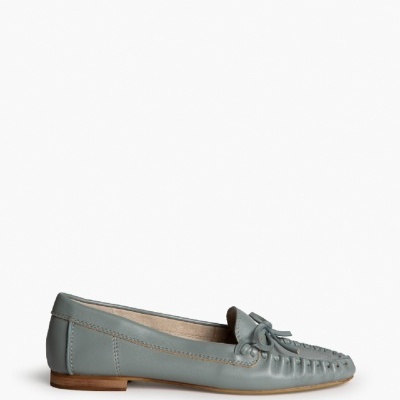 Mocassim feminino cinza em couro com laço e costuras decorativas