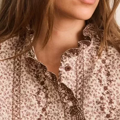 Blusa floral feminina castanha e bege com gola rendada