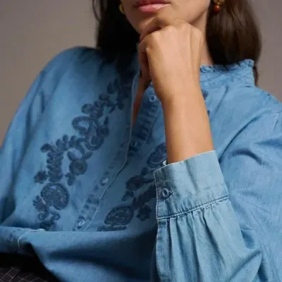 Blusa azul com bordados florais e gola com folho