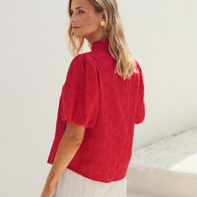 Blusa vermelha feminina rendada com mangas bufantes e gola alta da parte de trás
