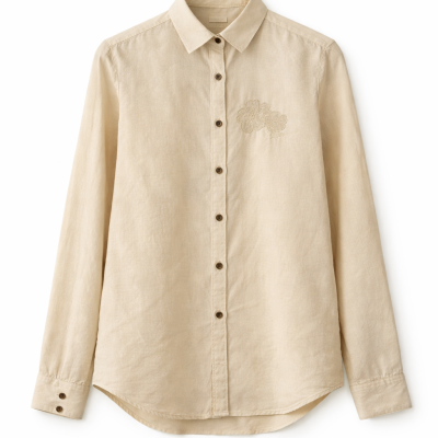 Camisa bege de manga comprida com bordado de flores no peito