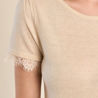 Camisola feminina bege com manga curta e renda na bainha