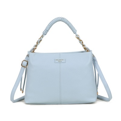 Mala azul claro em couro com alça superior e alça longa sobre fundo branco