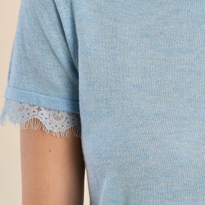 Camisa azul clara com manga curta e renda