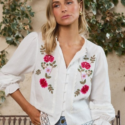 Blusa branca feminina com bordado floral vermelho e lilás e detalhes em renda