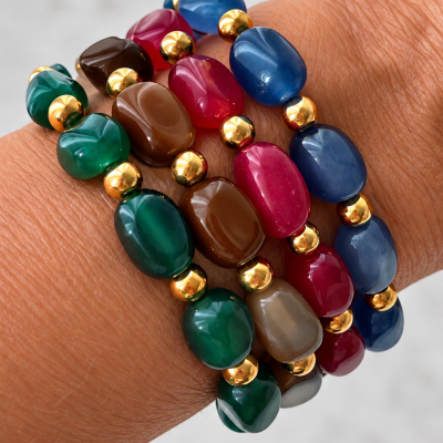 Pulseiras de contas multicoloridas com pedras e contas douradas no pulso