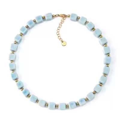 Colar com contas quadradas azul claro e esferas douradas