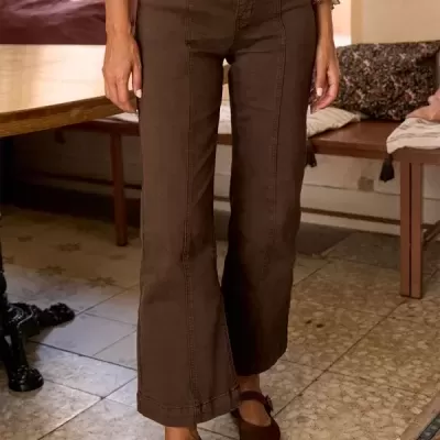Calças castanhas de algodão com cinto e sapatos castanhos usados com suéter creme