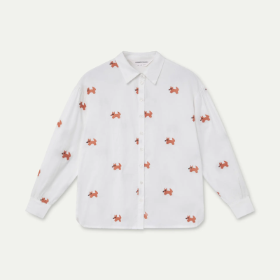 Camisa branca com padrão de cães alaranjados