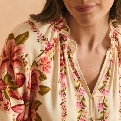 Blusa feminina creme com padrão floral e gola franzida