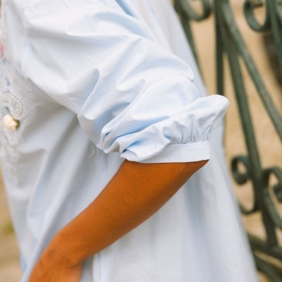 Camisa azul clara com mangas compridas franzidas