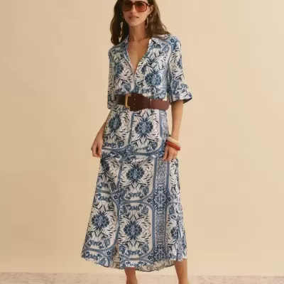 Vestido comprido azul e branco com padrão floral e cinto castanho largo