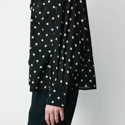 Blusa preta com bolinhas brancas e punhos largos com botões