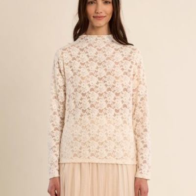 Blusa branca de renda floral com saia bege plissada