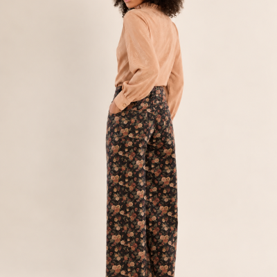 Calças florais com camisa rosa claro e sapatos pretos
