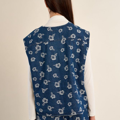 Colete e calças de ganga azul com padrão floral branco visto de trás