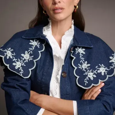 Casaco azul escuro em ganga com gola bordada branca e camisa branca bordada