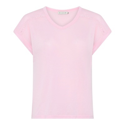 T-shirt feminina cor-de-rosa clara com gola em V e detalhes de renda nas costas e mangas.