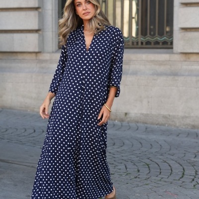 Vestido longo azul-marinho com bolinhas brancas e mangas 3/4