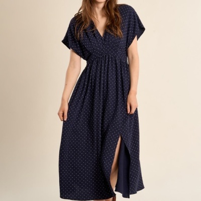 Vestido midi azul escuro com pequenos pontos brancos e racha lateral