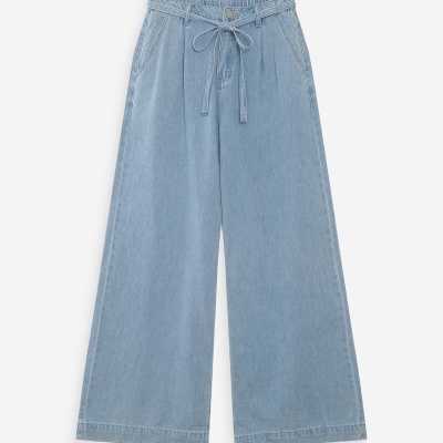 Calças largas de ganga azul claro com cinto fino atado na cintura