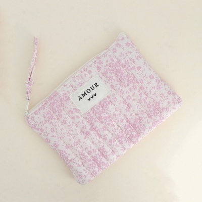 Bolsa de tecido rosa e branco com etiqueta AMOUR