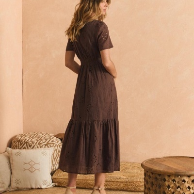 Vestido midi castanho com bordados florais e cintura franzida, modelo de costas