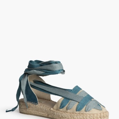 Sapato espadrille com fitas azuis e sola de corda