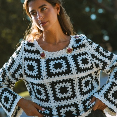 Camisola de crochet preta e branca com botões dourados e pedra vermelha