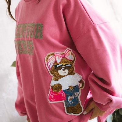 Sweatshirt rosa com desenho de ursinho e texto BEATIFOR PARIS?