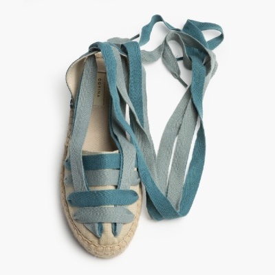 Sandalha tipo espadrille com tiras azuis e sola em corda