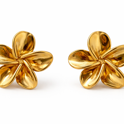 Brincos dourados em forma de flor com cinco pétalas