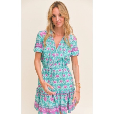 Vestido curto floral verde água e rosa com mangas curtas