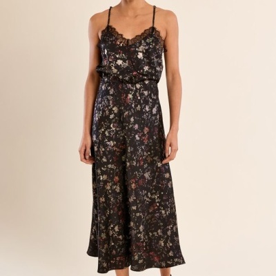 Macacão feminino preto com padrão floral e renda no decote
