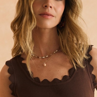 Top castanho em malha com bordas onduladas