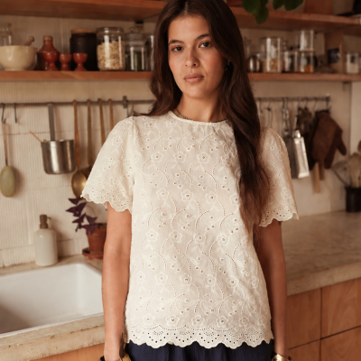 Blusa branca feminina bordada com padrão floral