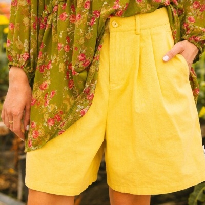 Calções amarelos com blusa verde floral