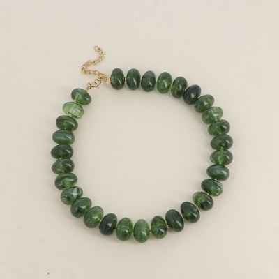Colar com contas verdes e fecho dourado