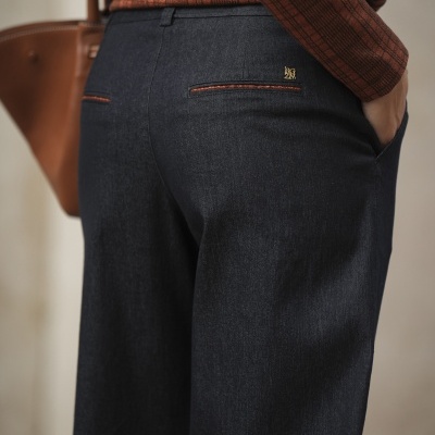 Calças azuis escuras com detalhes castanhos e camisa xadrez castanha
