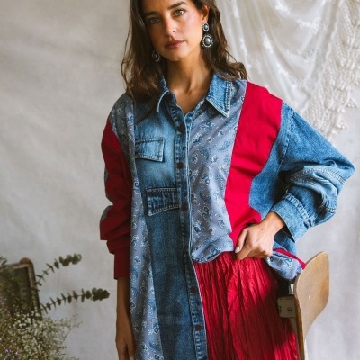 Camisa comprida feminina em ganga e padrão cachemira cinzento com pormenores vermelhos