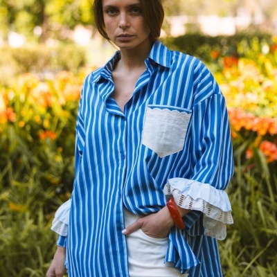 Blusa azul às riscas com bolso branco e renda em fundo florido