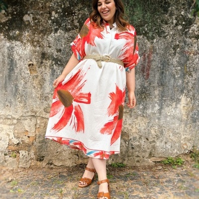 Vestido midi branco com flores vermelhas e cinto trançado bege