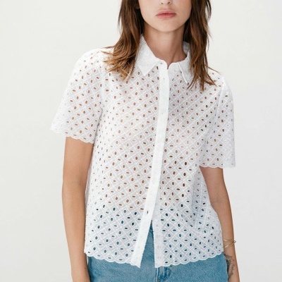 Camisa feminina branca rendada com padrão circular e manga curta