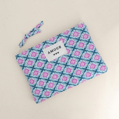 Bolsa ou necessaire de tecido azul e rosa com etiqueta AMOUR