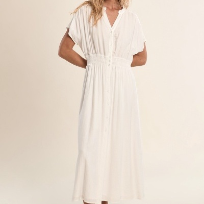 Vestido comprido branco com botões e mangas curtas