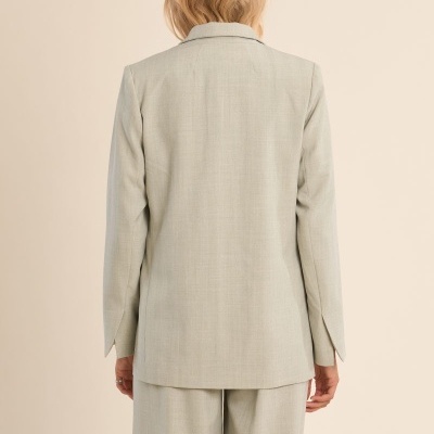 Fato feminino cinzento claro visto de costas