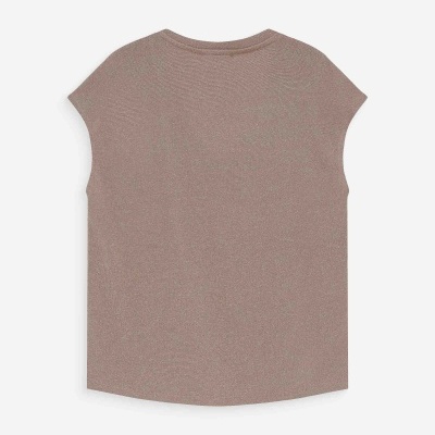 Parte superior de t-shirt castanha vista de costas