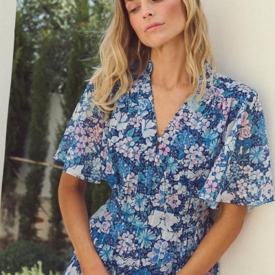Vestido flores azul rosa branco com manga curta e padrão floral