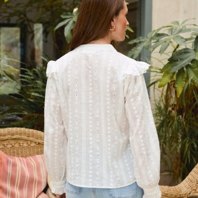 Blusa branca feminina bordada com mangas compridas e folho nos ombros vista de costas